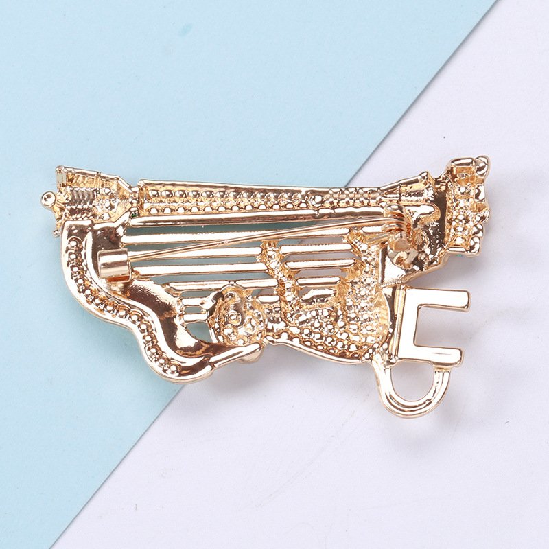 Creative personality playing harp, cat brooch, alloy jewelry, chest flower